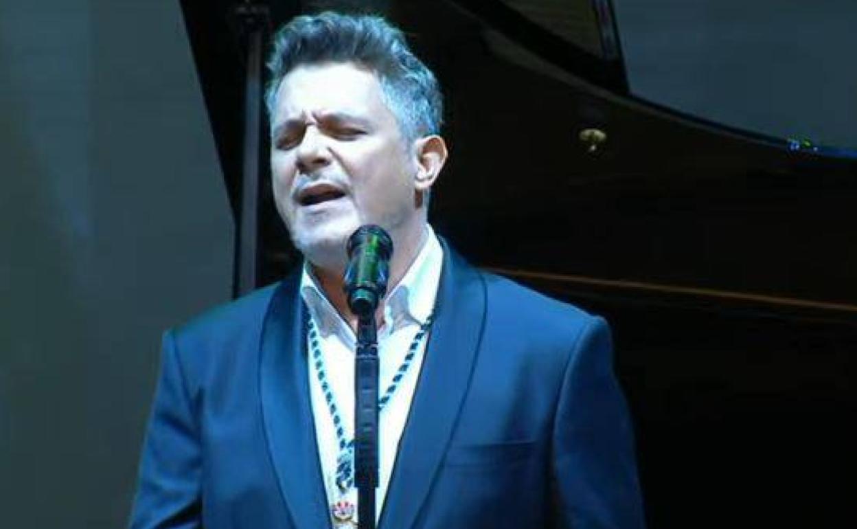Alejandro Sanz Cantando El Himno De Andalucía www.diariosur.es